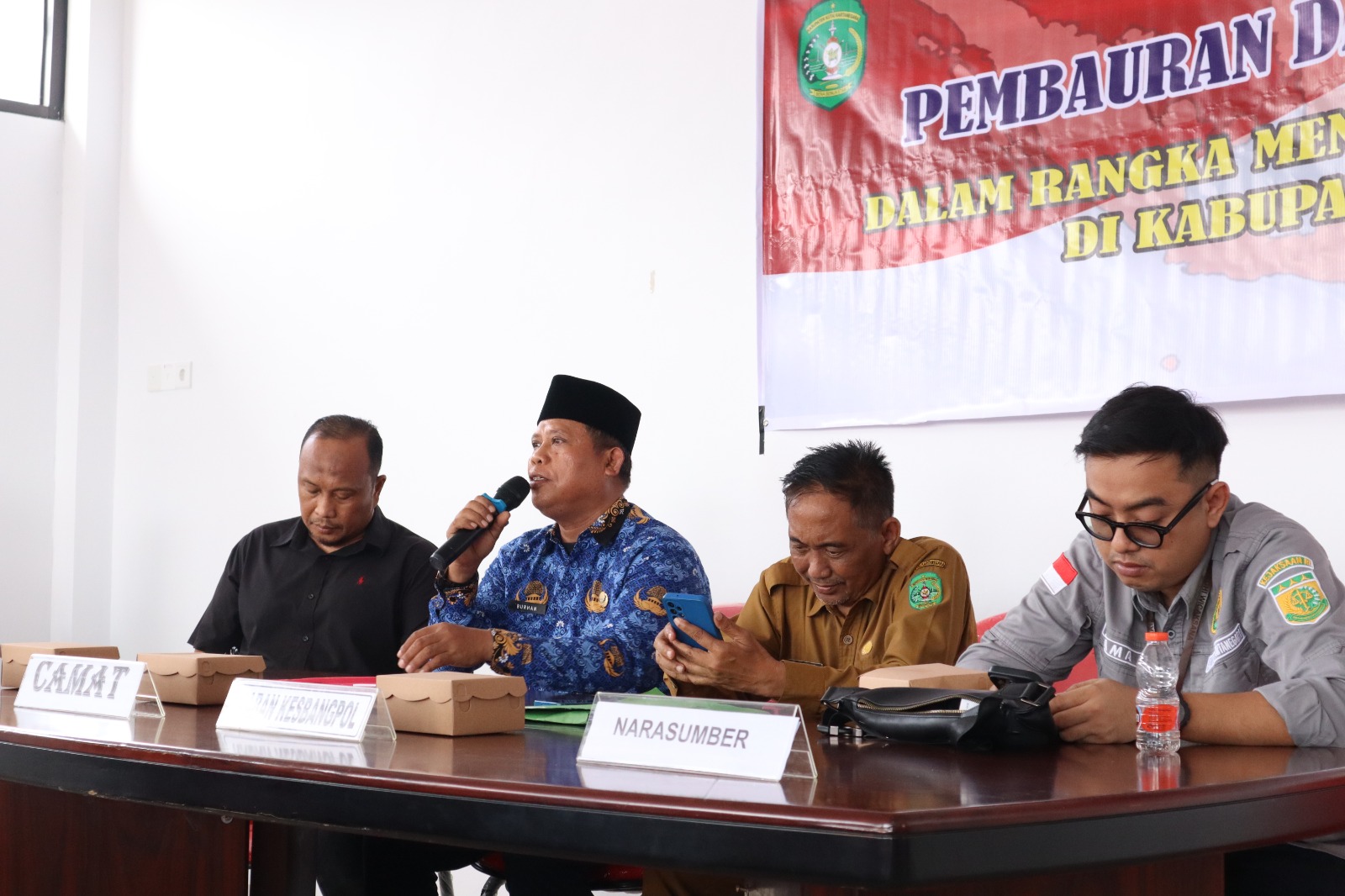 KEBANGPOL GELAR PEMBINAAN PEMBAURAN DAN WAWASAN KEBANGSAAN DI KECAMATAN SAMBOJA