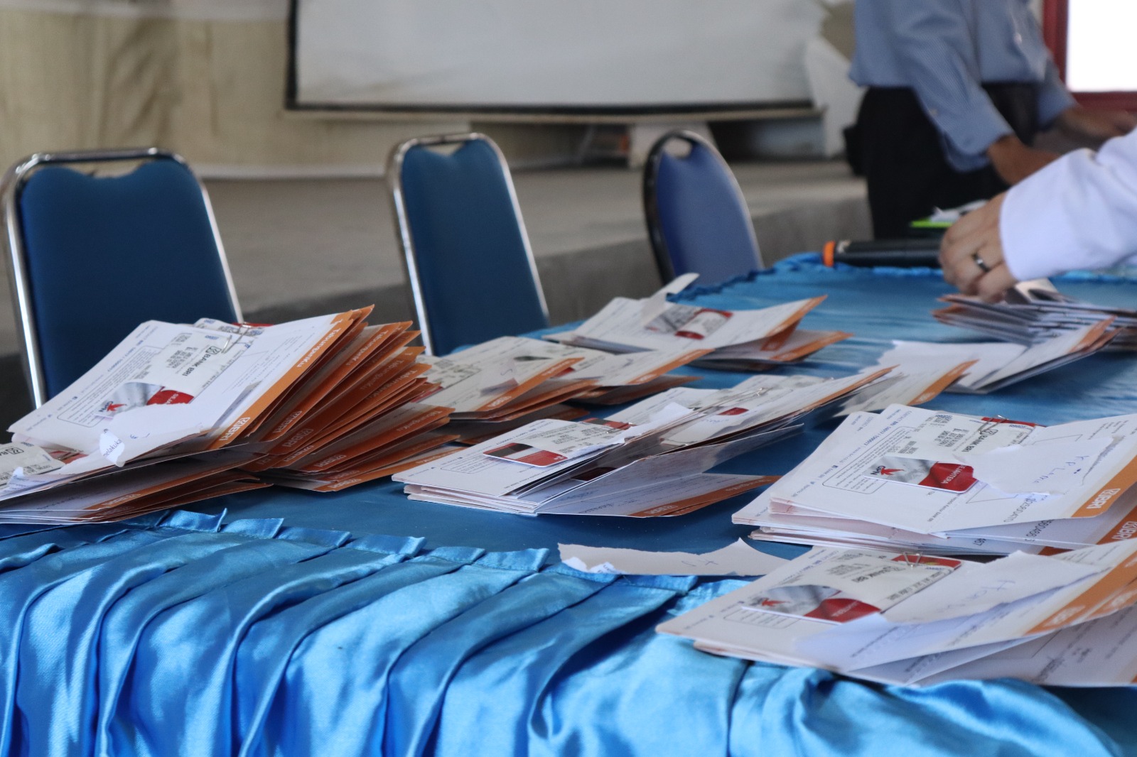 DISTRIBUSI BUKU TABUNGAN DAN KARTU KELUARGA SEJAHTERA (KKS) KPM PKH DAN SEMBAKO DI KECAMATAN SAMBOJA