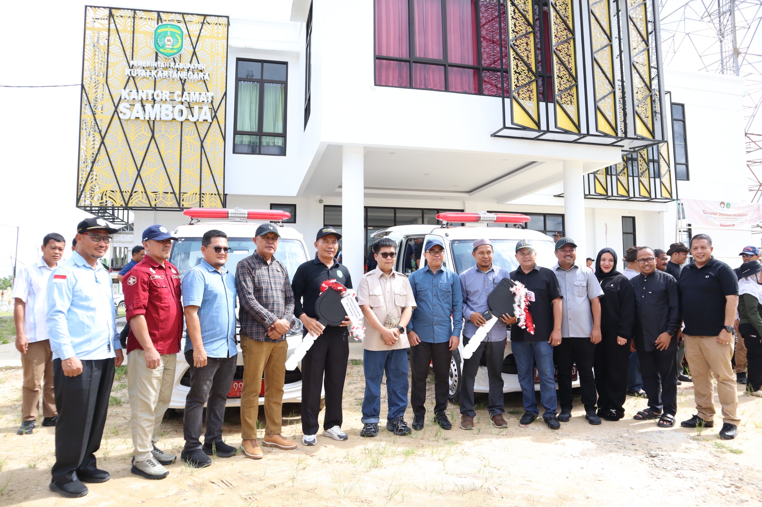 WAKIL BUPATI KUKAR SERAHKAN BANTUAN AMBULANS DAN PERALATAN PERTANIAN UNTUK KECAMATAN SAMBOJA