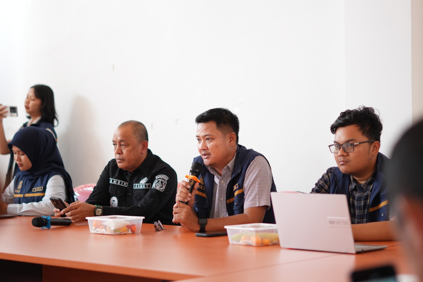 SOSIALISASI DAN DISKUSI MENGENAI PENGELOLAAN PERSAMPAHAN DI KECAMATAN SAMBOJA