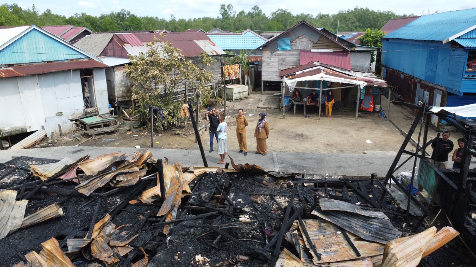 PEMERINTAH KECAMATAN SAMBOJA TINJAU LOKASI KEBAKARAN DI SAMBOJA KUALA