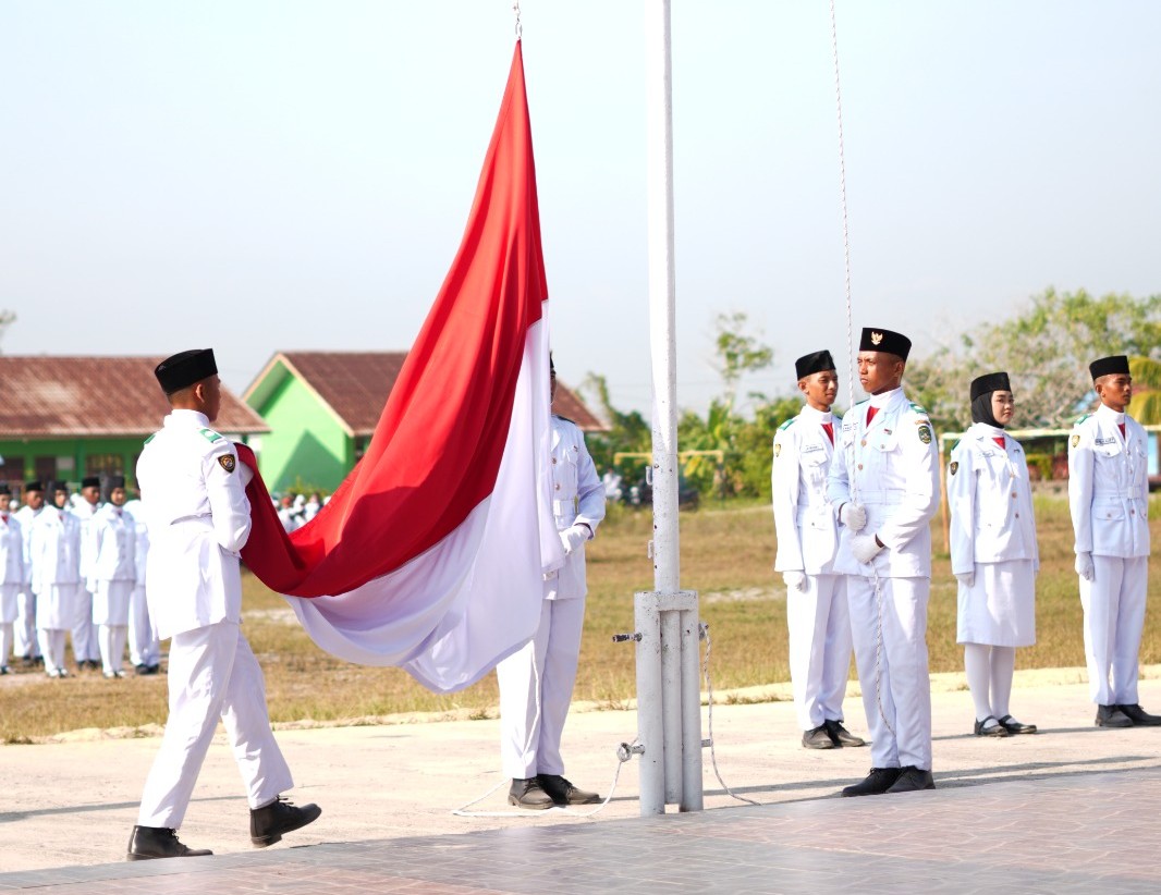 UPACARA HUT KE-81 KEMERDEKAAN RI DI KECAMATAN SAMBOJA BERLANGSUNG KHIDMAT “